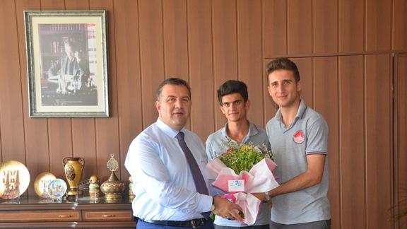 Proje Yarışmasında Türkiye İkincisi olan Öğrenciler Milli Eğitim Müdürümüzü Ziyaret Etti