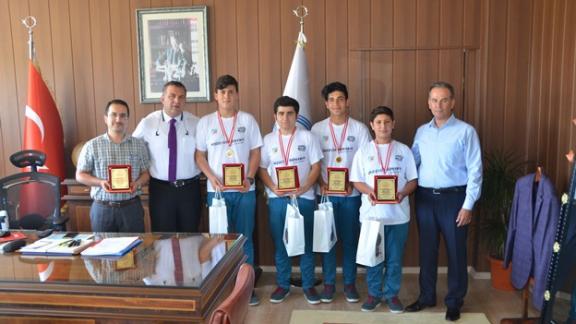 Uluslararası Prof. Dr. Aziz Sancar Bilim Olimpiyatlarında 4. Olan Tarsus TSO MTAL Öğrencileri İl Müdürümüzden Ödüllerini Aldı