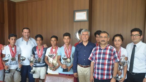Silifke Atatürk Ortaokulu Atletizm Takımı Milli Eğitim Müdürlüğümüzü ziyaret etti