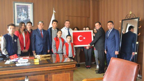 Görsel Sanatlar Alanında Türkiye Birincilikleri Olan Gülnarlı Öğrencilerimizden Müdürlüğümüze Ziyaret