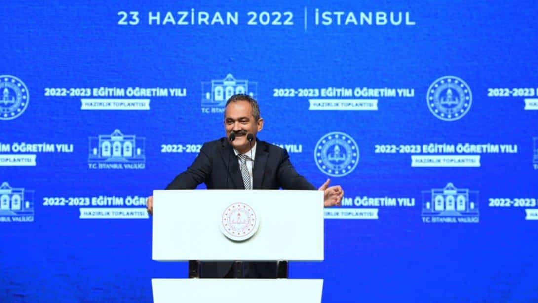 BAKAN ÖZER, 2022-2023 EĞİTİM ÖĞRETİM YILI HAZIRLIKLARI KAPSAMINDA İSTANBUL'DAKİ OKUL MÜDÜRLERİYLE BİR ARAYA GELDİ