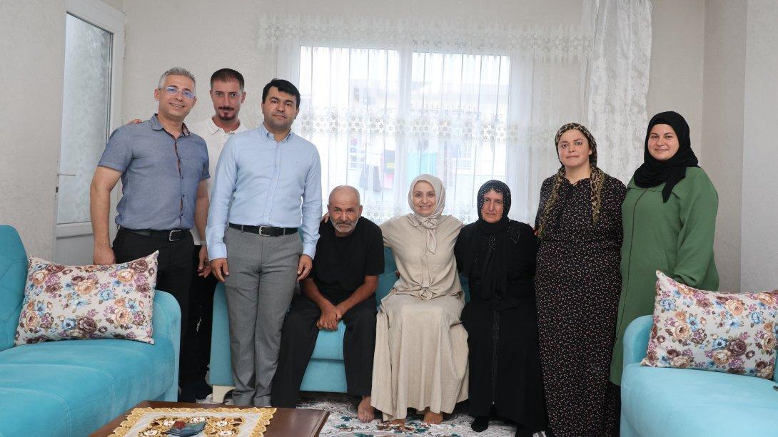 İl Millî Eğitim Müdürü Fazilet Durmuş, Müdürlüğümüz personeli Ramazan Kurt'un evine konuk oldu.