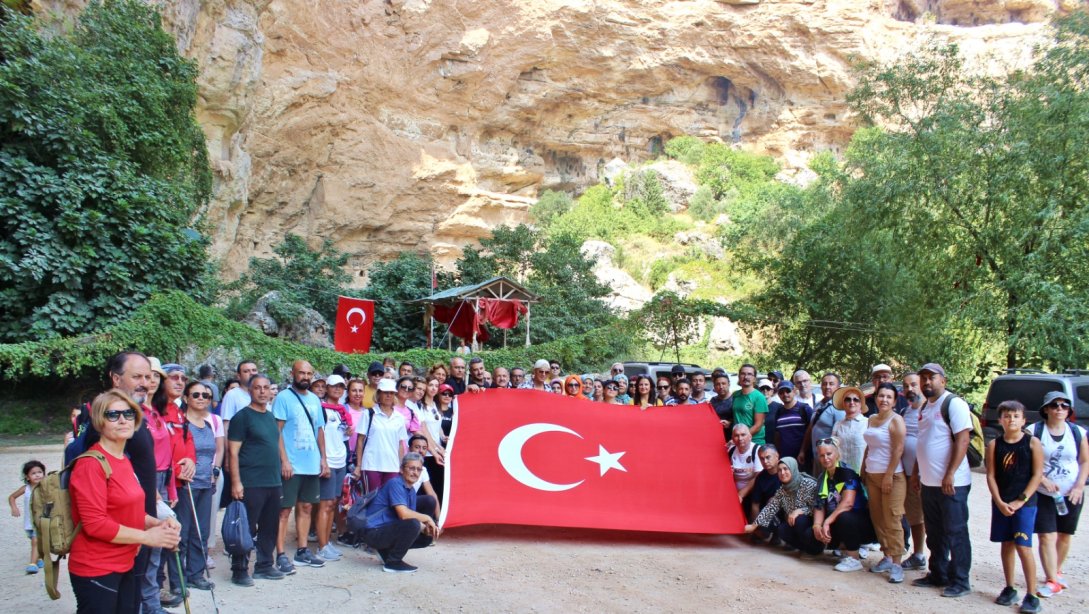 İL MİLLÎ EĞİTİM MÜDÜRÜ FAZİLET DURMUŞ, 30 AĞUSTOS ZAFER BAYRAMI DOLAYISIYLA DÜZENLENEN KAYACI VADİSİ DOĞA YÜRÜYÜŞÜNE KATILDI