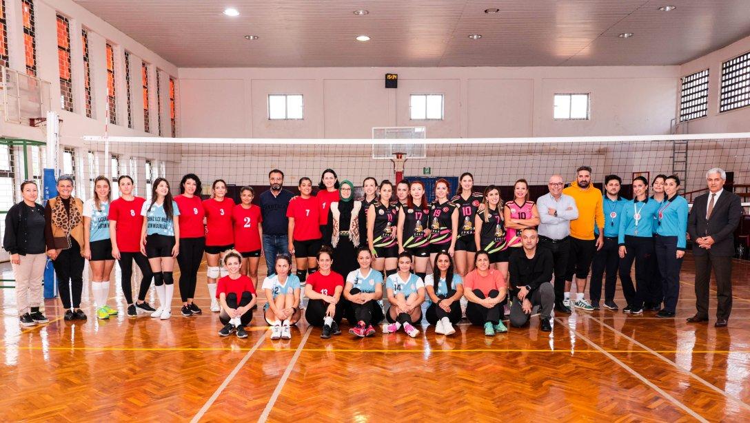 24 KASIM ÖĞRETMENLER GÜNÜ ETKİNLİKLERİ KAPSAMINDA DÜZENLENEN KADIN VOLEYBOL TURNUVASI MÜSABAKALARI TÜM HIZIYLA DEVAM EDİYOR