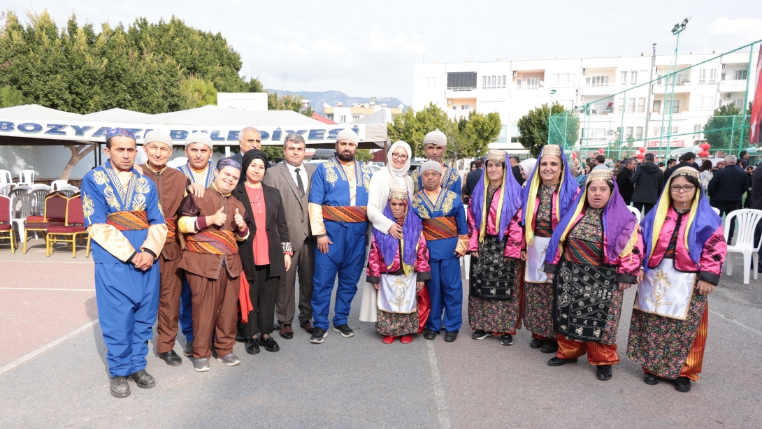 İL MİLLÎ EĞİTİM MÜDÜRÜ FAZİLET DURMUŞ BOZYAZI HALK EĞİTİM MERKEZİ VE BOZYAZI İLKOKULUNU ZİYARET ETTİ, BOZYAZI İLKOKULU BAHÇESİNDE HALI SAHA AÇILIŞI GERÇEKLEŞTİRDİ